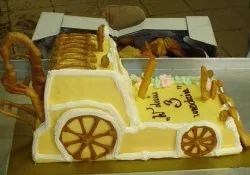 Tort w kształcie samochodu