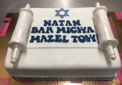 Tort z rozwijanym pergaminem