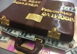 Tort w kształcie walizki