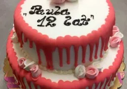 Tort z r&oacute;żami