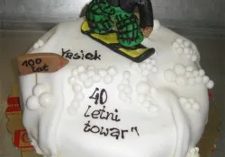 Tort ze snowboardzistą