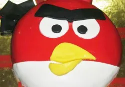 Tort w kształcie Czerwonego z Angry Birds