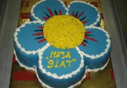 Tort w kształcie kwiatka