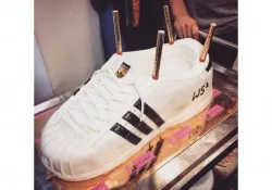 Tort w kształcie buta Adidas