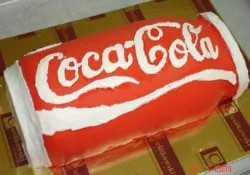 Tort w kształcie puszki Coca-Cola
