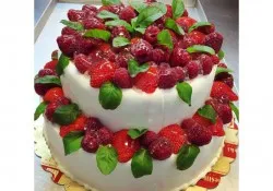 Tort piętrowy na wesele z owocami