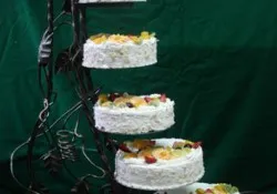 Tort piętrowy na wesele z owocami