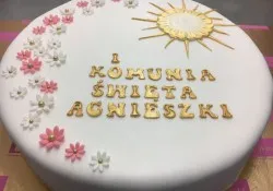 Tort na I komunię z kwiatami