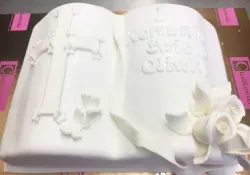 Tort na I komunię w kształcie Pisma Św.