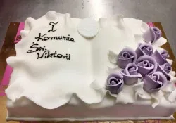 Tort na I komunię z kwiatami