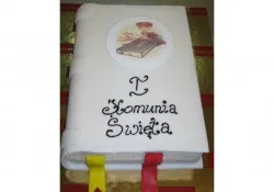 Tort na I komunię w kształcie Pisma Św.