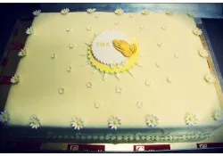 Tort na I komunię z kwiatami