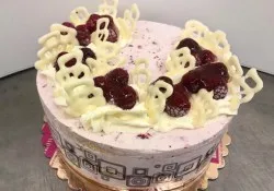 Tort bezowo-malinowy