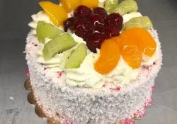 Tort śmietanowo-malinowy