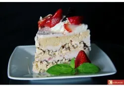 Tort bezowo-truskawkowy