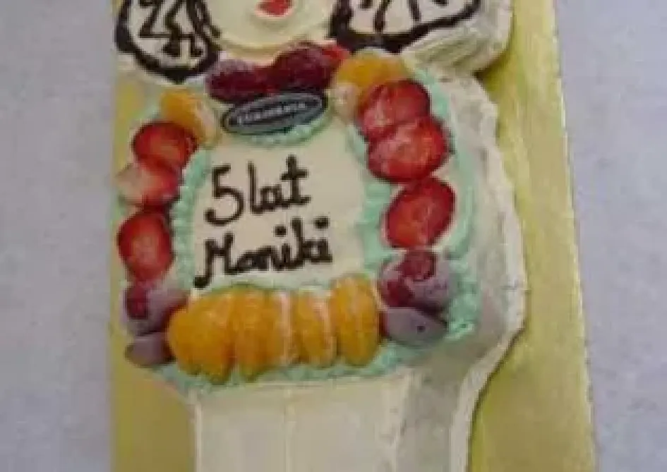 Tort w kształcie lalki