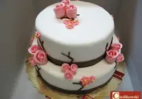 Tort piętrowy na wesele z kwiatami