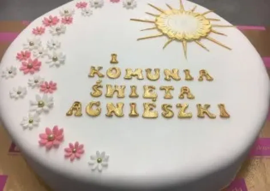 Tort na I komunię z kwiatami