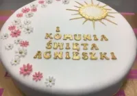 Tort na I komunię z kwiatami