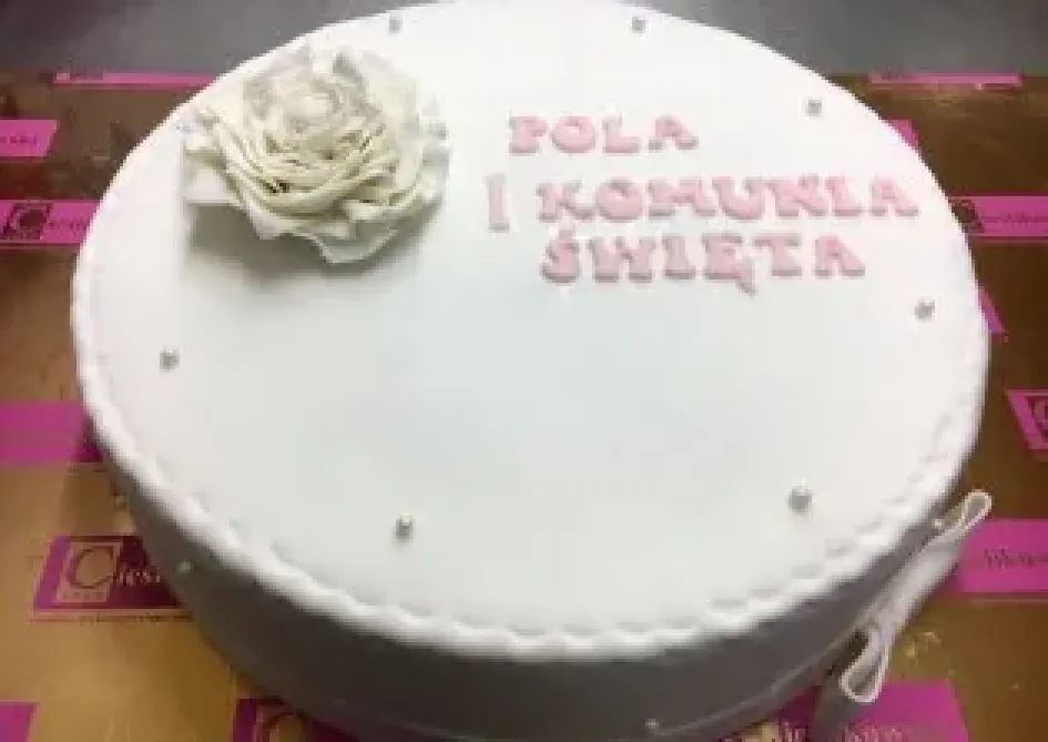 Tort na I komunię w kształcie Pisma Św.