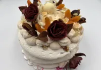 TORT BEZOWY DAKŁAS Z BAKALIAM
