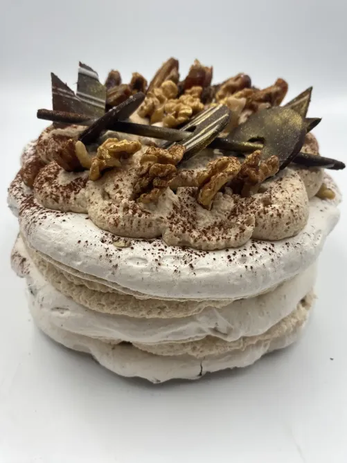 Tort bezowy dakłas z bakaliami