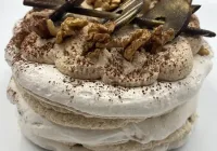 Tort bezowy dakłas z bakaliami
