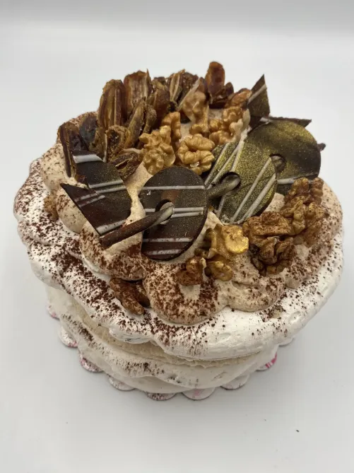 Tort bezowy dakłas z bakaliami