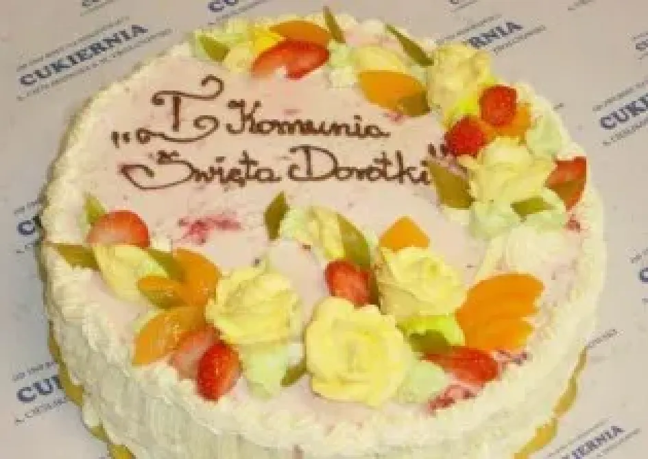 Tort na I komunię z kwiatami i owocami