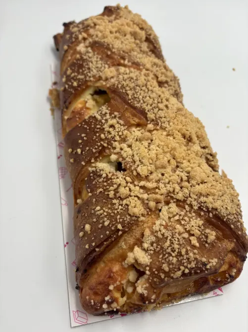Strudel serowy z brzoskwinią