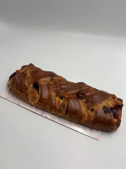 Strudel serowy z wiśnią