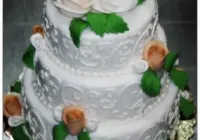 Tort piętrowy na chrzest z kwiatami