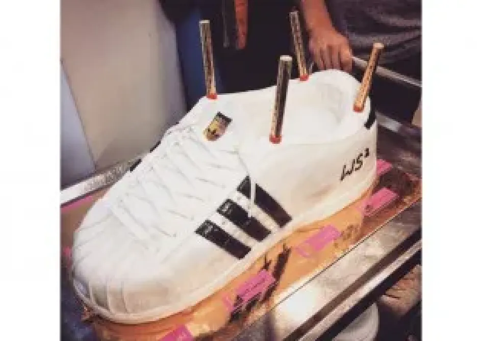 Tort w kształcie buta Adidas