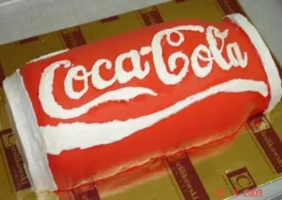 Tort w kształcie puszki Coca-Cola