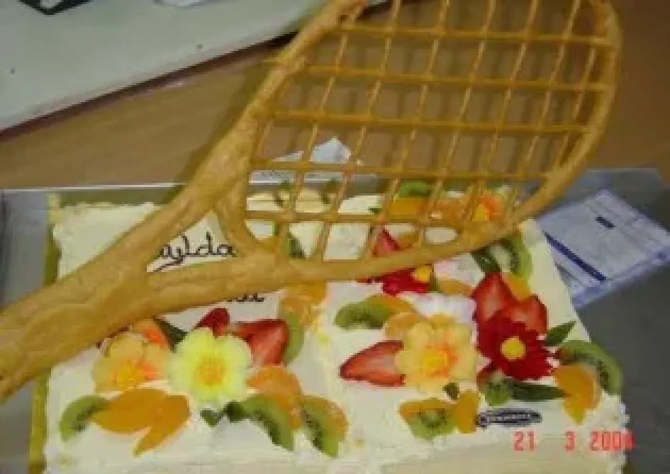 Tort z rakietą tenisową