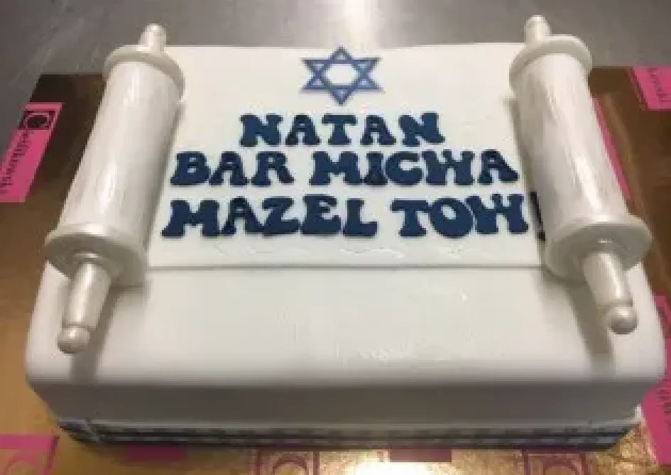 Tort z rozwijanym pergaminem