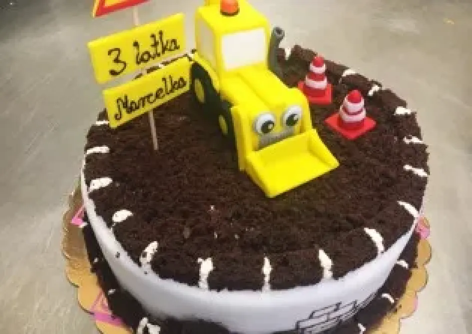 Tort w kształcie koparki