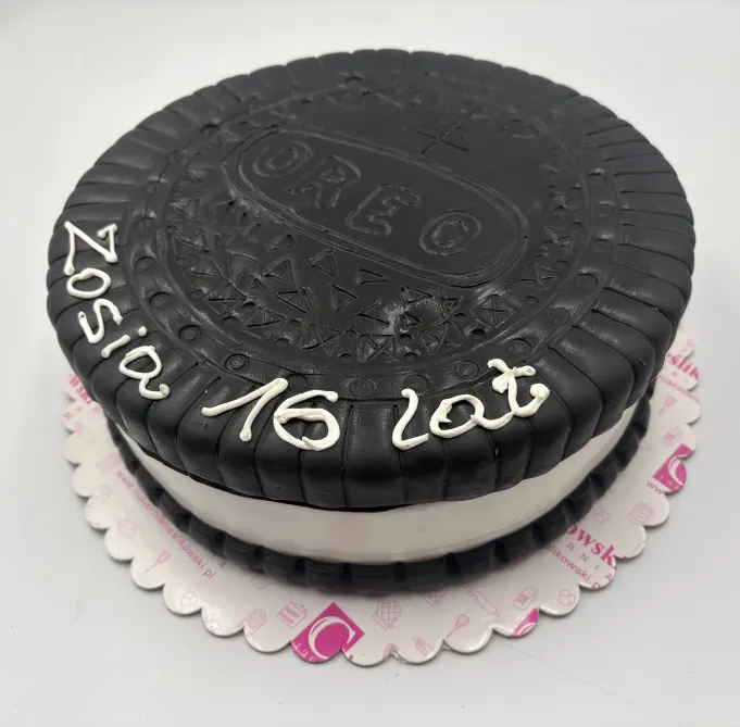 Tort w Kształcie Oreo