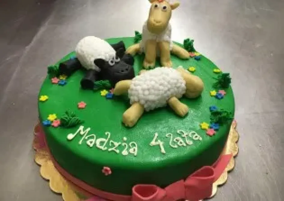 Tort z owcami