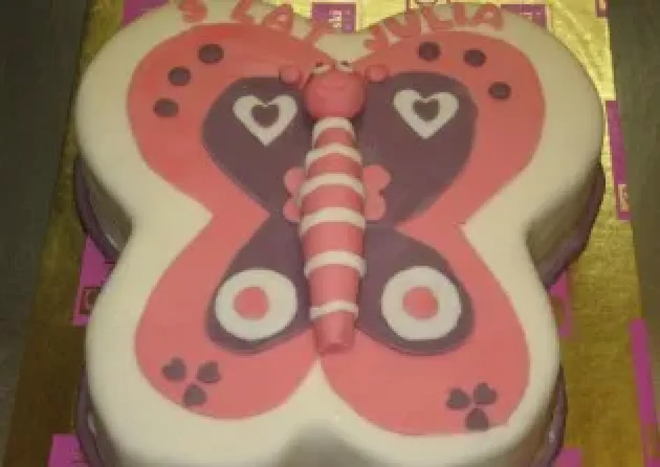Tort w kształcie motylka