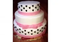 Tort piętrowy ozdobiony serduszkami