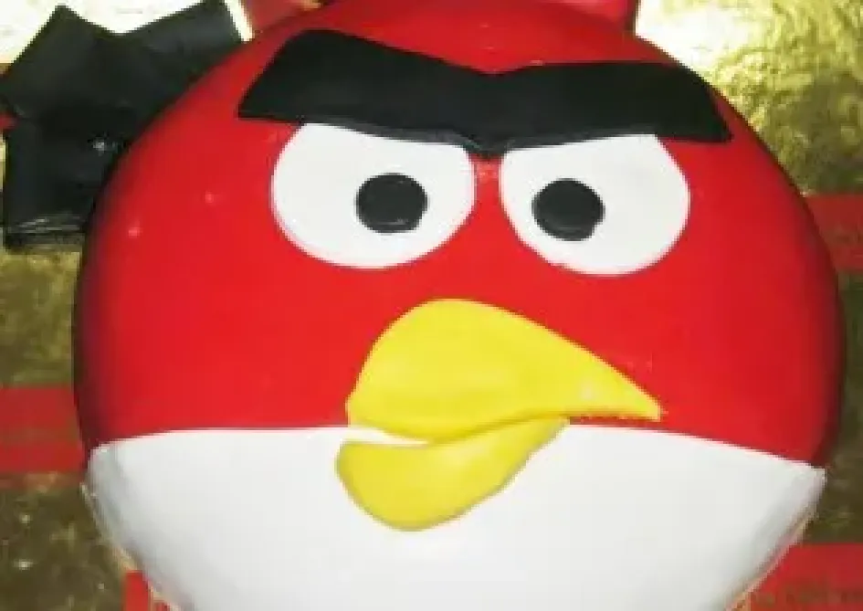 Tort w kształcie Czerwonego z Angry Birds