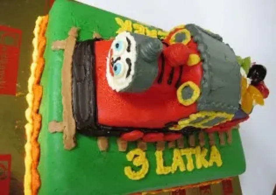 Tort w kształcie ciuchci Kuby